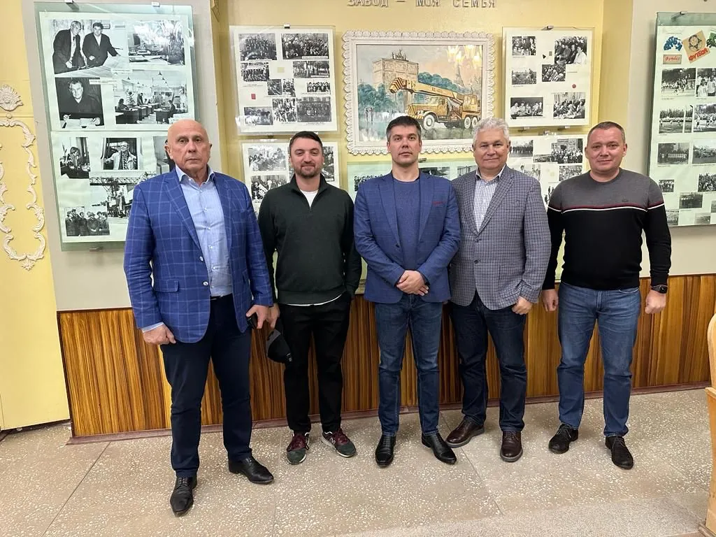 Представители ВолгоИнвест и компании «Кудесник» в музее Камышинского кранового завода