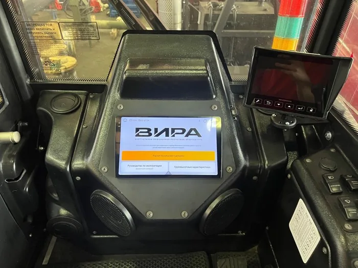 Экран системы ВИРА в кабине крановщика